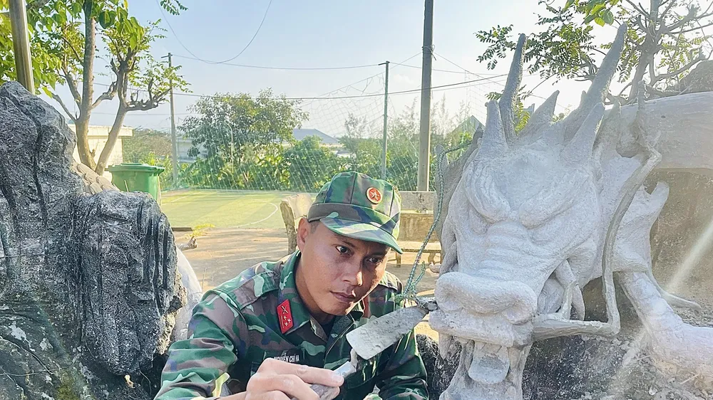 Bộ đội trổ tài tạo rồng bằng xi măng đón Xuân Giáp Thìn