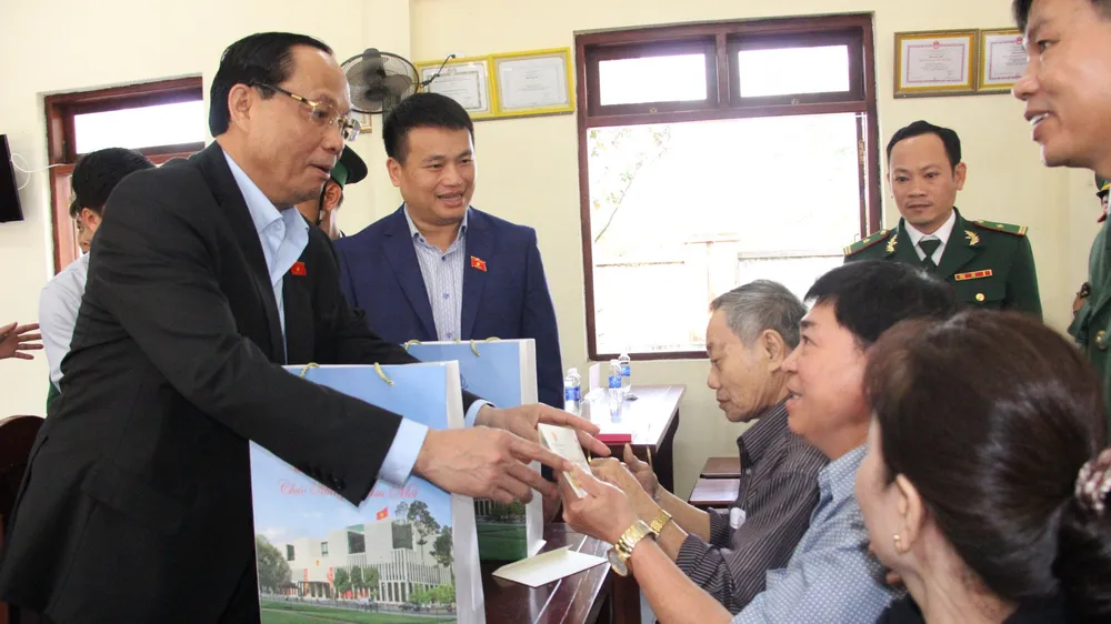 Phó Chủ tịch Quốc hội thăm, chúc Tết cán bộ, chiến sĩ và gia đình chính sách tại Quảng Ngãi