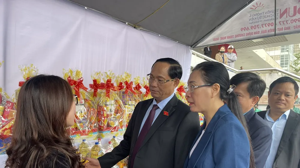 Phó Chủ tịch Quốc hội tham dự “Tết sum vầy - Xuân chia sẻ” ở Quảng Ngãi