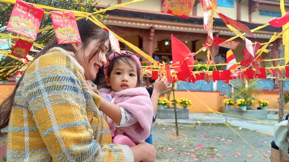 Mùng 1 Tết, người dân đi chùa, hái lộc đầu năm