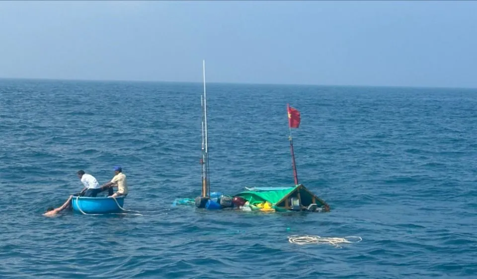 Quảng Ngãi: Khen thưởng tập thể, cá nhân cứu hộ ngư dân tàu cá gặp nạn trên biển