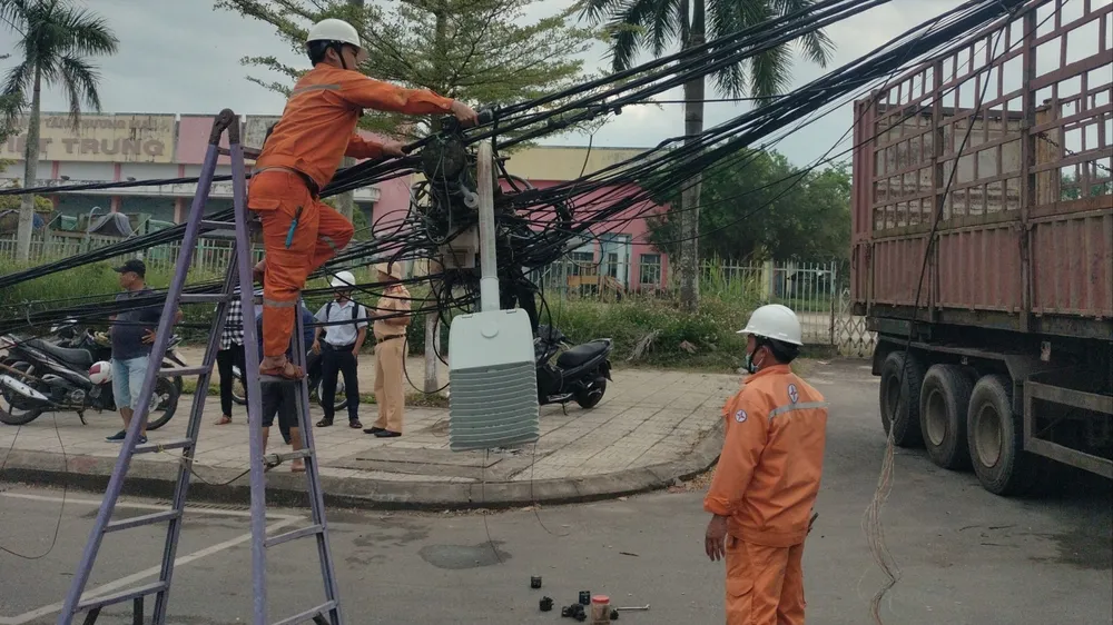Quảng Ngãi: Xe đầu kéo làm gãy 4 trụ điện, khiến 300 hộ dân mất điện