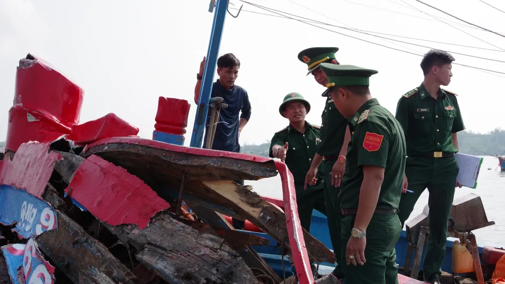 Va chạm với tàu vận tải chở container, tàu cá Quảng Ngãi bị hư hỏng nặng