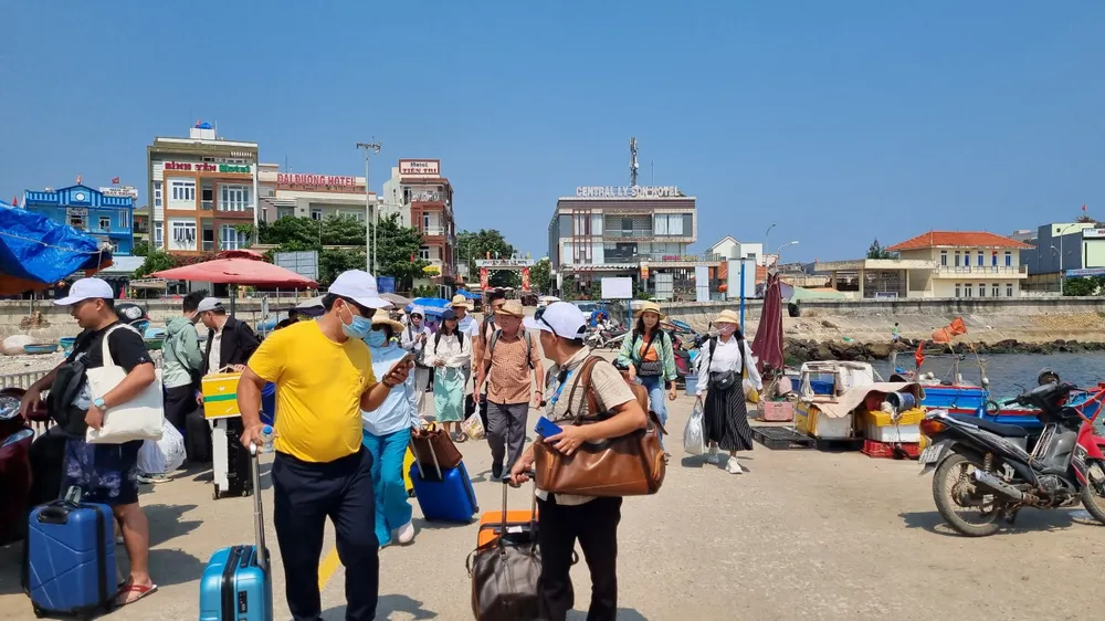 Lượng khách đảo Lý Sơn tăng cao gấp 3 lần trong ngày đầu Tuần lễ Du lịch Quảng Ngãi