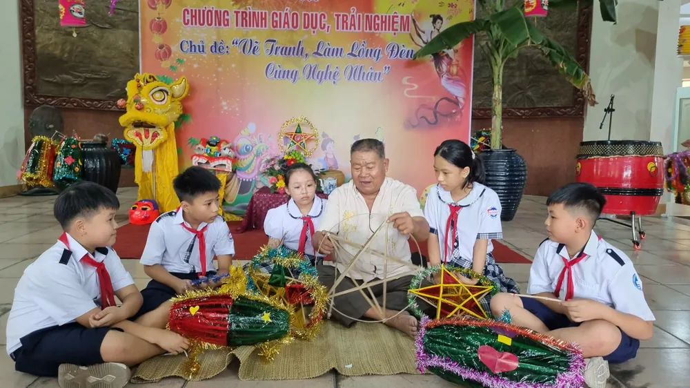 Nghệ nhân 80 tuổi giữ nghề làm đèn ông sao