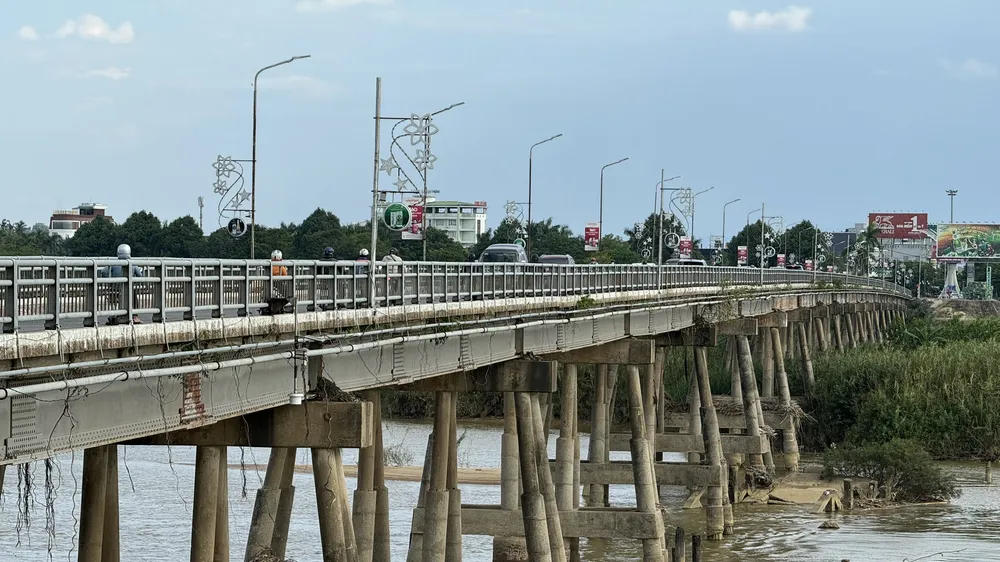 Cầu Trà Khúc 1 đang xuống cấp nghiêm trọng, nhất phần chân cầu đã "rệu rã"