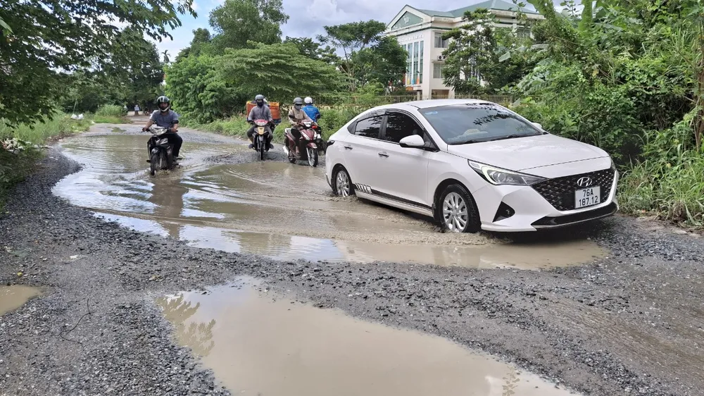 Cận cảnh con đường lầy lội chỉ 900m, gần 12 năm vẫn làm chưa xong