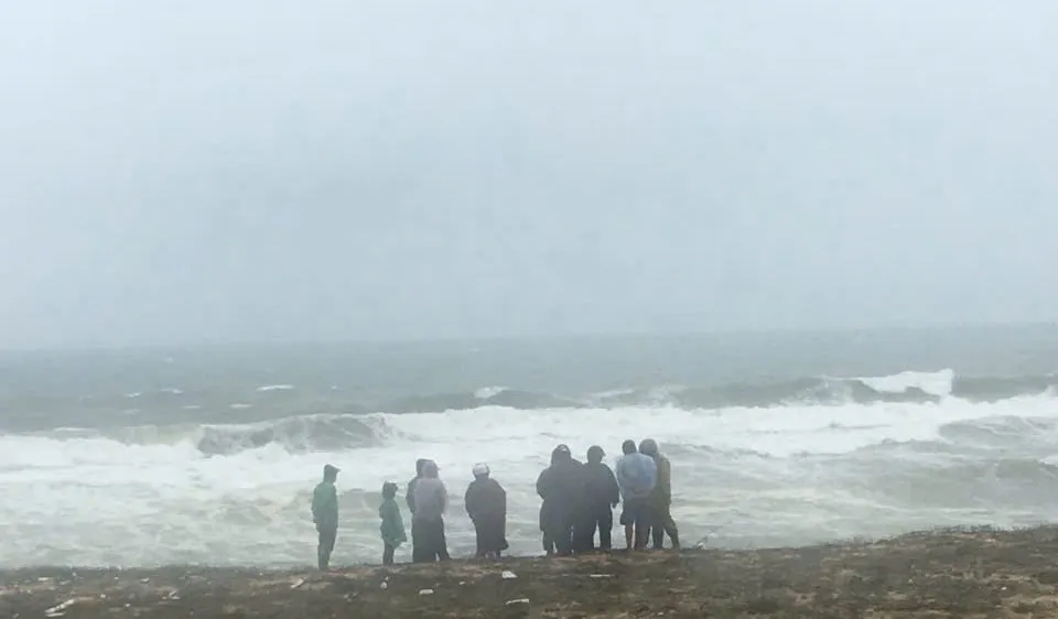Quảng Ngãi: Tàu cá chìm trên biển, 1 người mất tích, 1 người tử vong