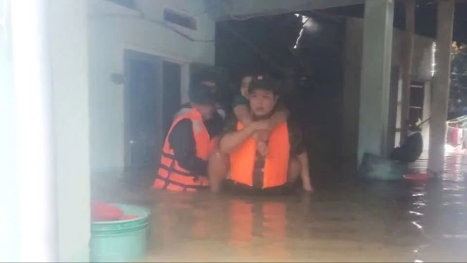 Bộ đội Quảng Ngãi hỗ trợ người dân vùng ngập lụt di dời