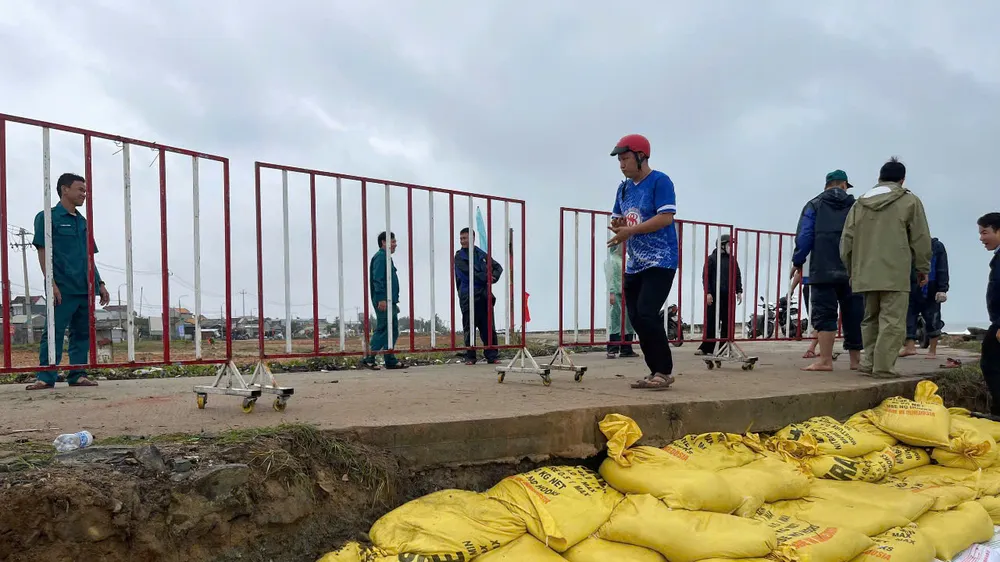 Huy động lực lượng lấy bao cát ngăn sạt lở bờ kè xã An Phú, Quảng Ngãi