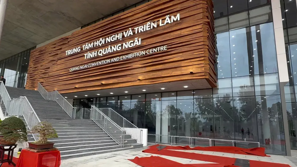 Gắn biển công trình Trung tâm Hội nghị và Triển lãm tỉnh Quảng Ngãi trị giá 300 tỷ đồng