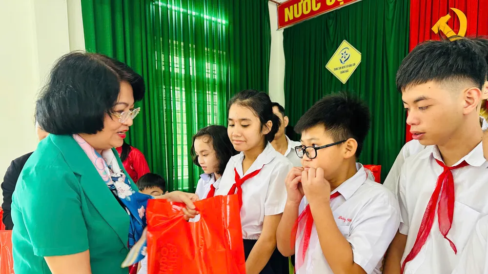 Nguyên Phó Chủ tịch nước thăm và tặng quà Trung tâm Nuôi dạy trẻ khuyết tật Võ Hồng Sơn