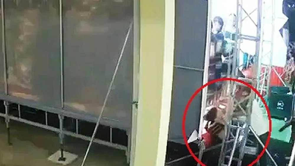 Một học sinh bị điện giật khi đang biểu diễn văn nghệ