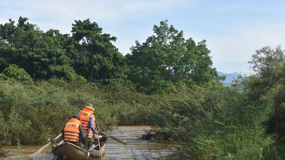 Công an xã Sơn Hạ tổ chức tìm kiếm người mất tích dọc hai bên bờ sông