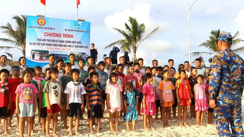 Huấn luyện bơi an toàn cho trẻ em đặc khu Lý Sơn