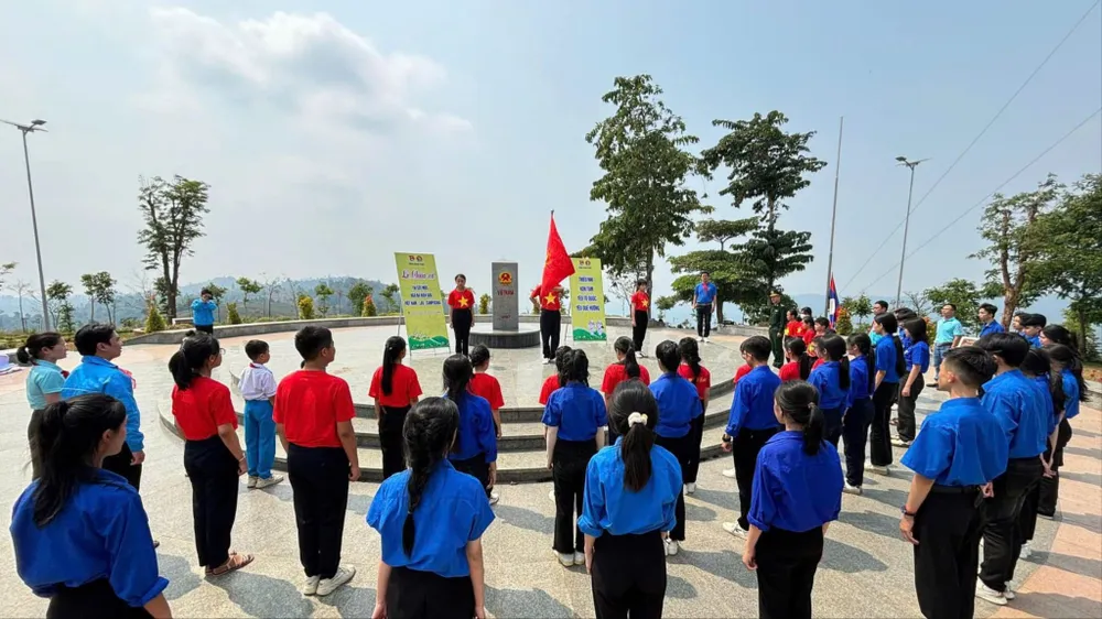 Quảng Ngãi tiếp nhận lá cờ Tổ quốc và ảnh Bác Hồ trong hành trình “Tôi yêu Tổ quốc tôi”