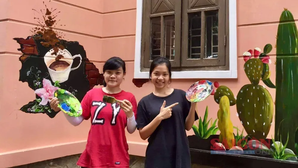 Phòng tranh "Tự lực" của hai chị em khiếm thính ở Quảng Ngãi