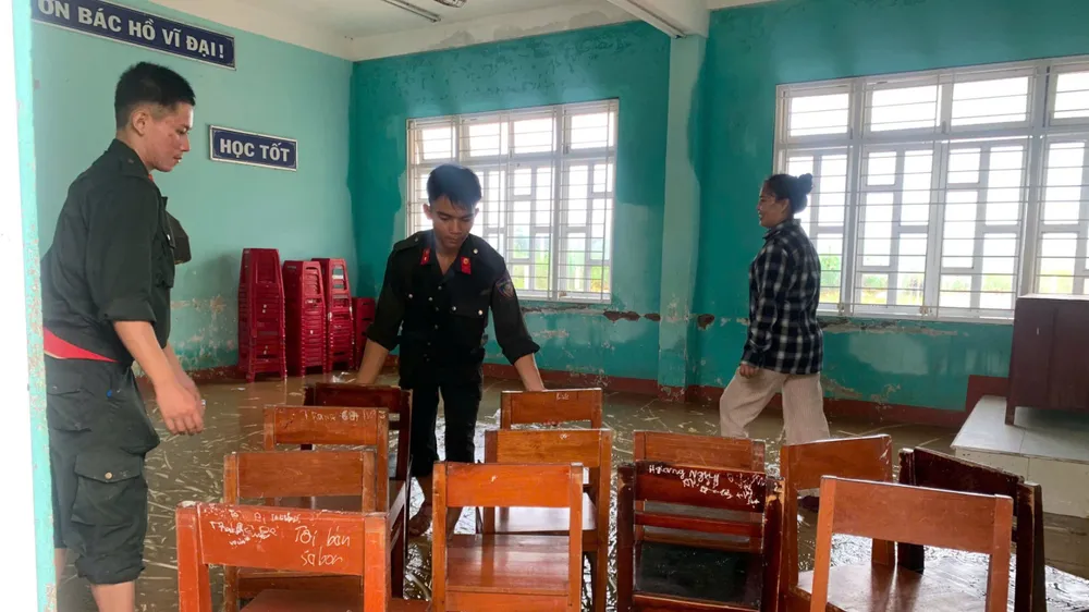 Bà Phạm Thị Minh Cẩm, Hiệu trưởng Trường THCS Bình Minh