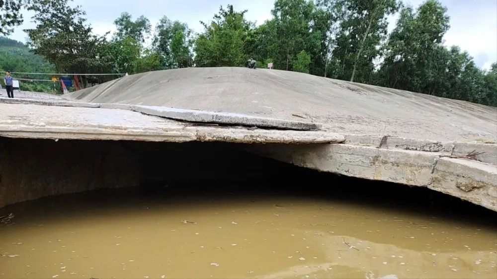Kiên quyết cấm mọi phương tiện qua cầu tràn Thạch Nham bị hư hỏng