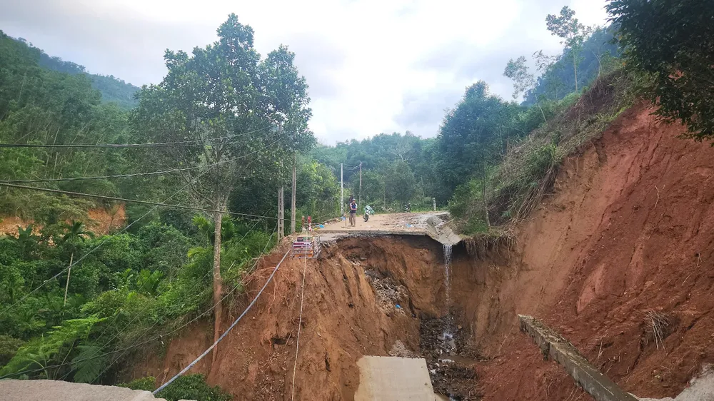 Quảng Ngãi công bố tình huống khẩn cấp thiên tai do mưa, lũ gây ra trên các tuyến đường bộ