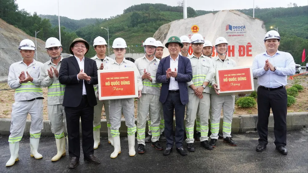 Phó Thủ tướng Chính phủ kiểm tra công tác chuẩn bị lễ khánh thành đường bộ cao tốc Quảng Ngãi-Hoài Nhơn