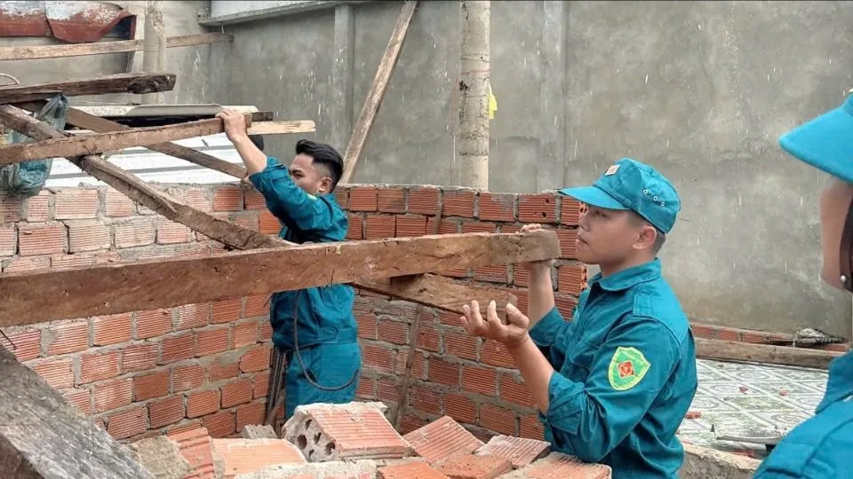 Huy động các lực lượng khắc phục thiệt hại do lốc xoáy gây ra tại Quảng Ngãi