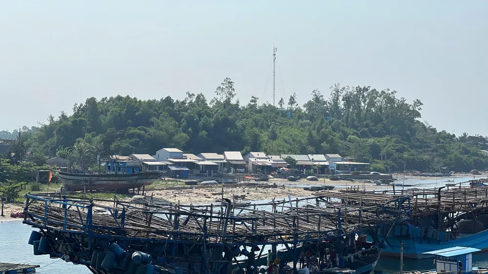 Hai tàu cá Quảng Ngãi hỏng máy, trôi dạt tự do