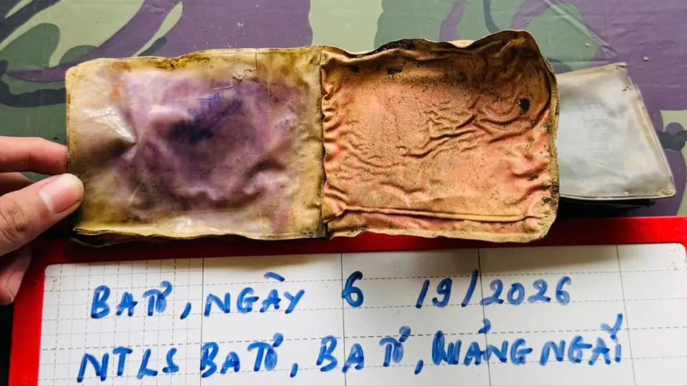 Phát hiện cây bút khắc tên “Ngô Học” và chiếc ví da trong quá trình khai quật hài cốt liệt sĩ ở Quảng Ngãi