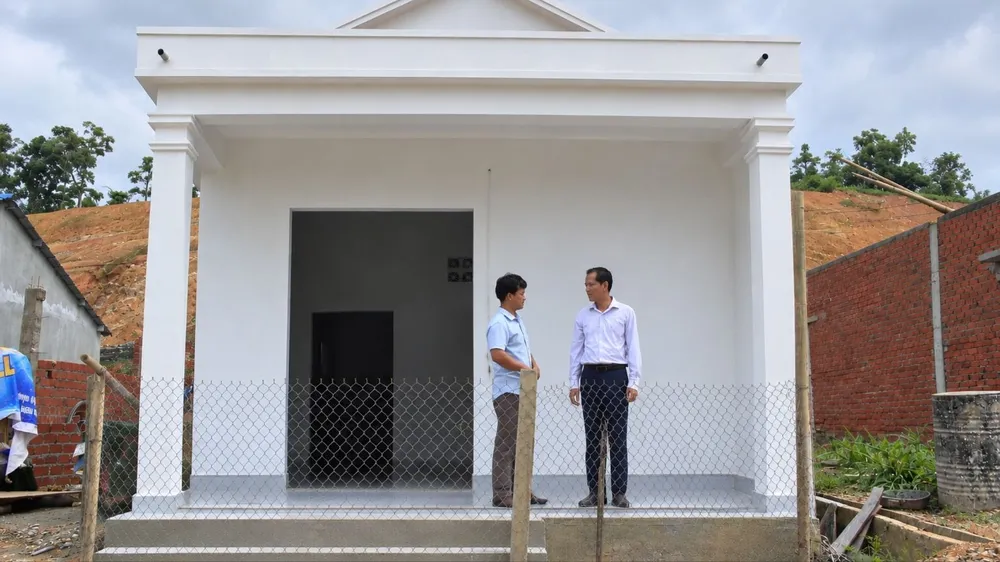 Quảng Ngãi: Người dân vùng sạt lở khẩn trương dựng nhà mới ở khu tái định cư