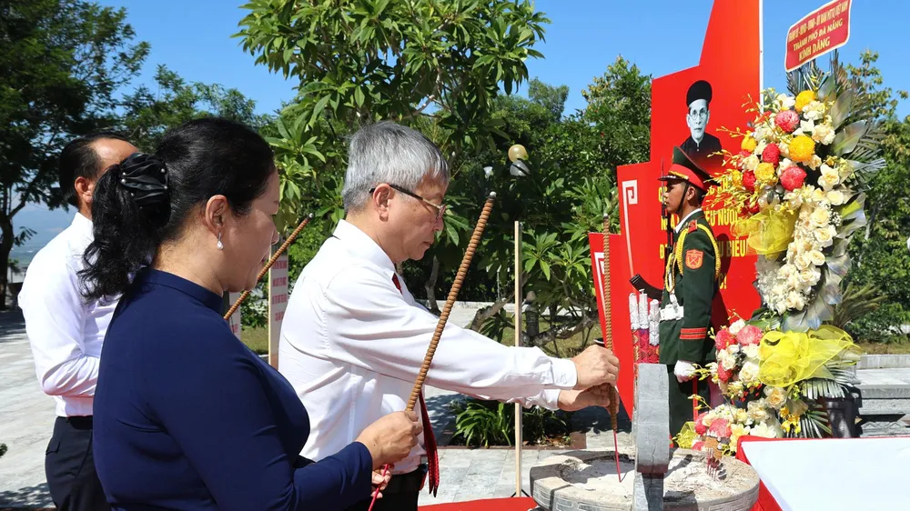 Dâng hoa, dâng hương kỷ niệm 150 năm Ngày sinh Cụ Huỳnh Thúc Kháng