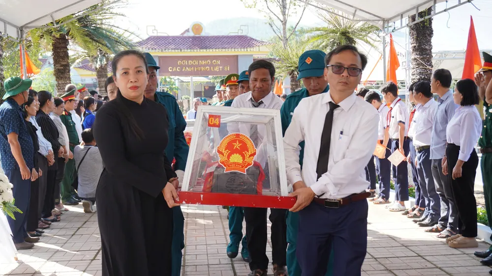 Quảng Ngãi: Tiễn đưa 9 hài cốt liệt sĩ từ xã Đặng Thùy Trâm về Nghĩa trang liệt sĩ Ba Động