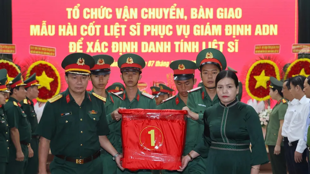 Quảng Ngãi bàn giao hơn 2.200 mẫu sinh phẩm hài cốt liệt sĩ để giám định ADN