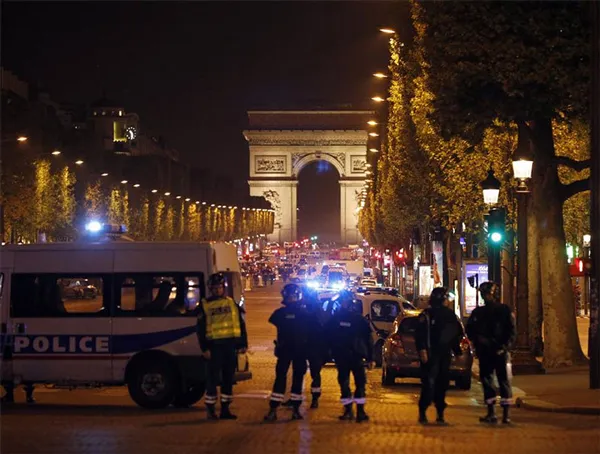 Đại lộ Champs Elysee ở Paris, Pháp, bị phong tỏa sau vụ tấn công ngày 20-4-2017. Ảnh: AP