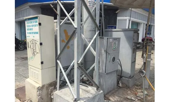 Vỉa hè ngổn ngang các loại tủ