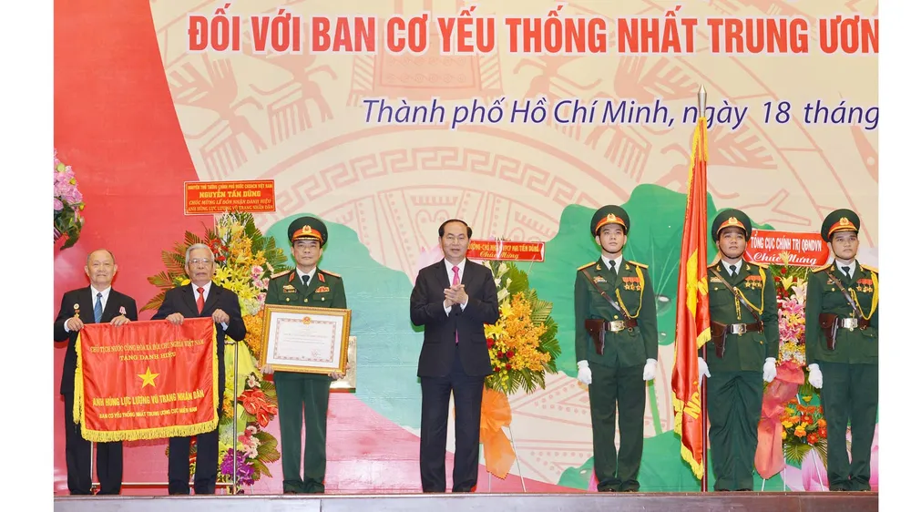 Chủ tịch nước Trần Đại Quang trao danh hiệu Anh hùng Lực lượng vũ trang nhân dân cho Ban Cơ yếu thống nhất Trung ương Cục miền Nam. Ảnh: Việt Dũng