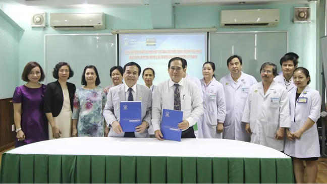 PGS-TS Nguyễn Mạnh Hùng Hiệu trưởng Trường ĐH Nguyễn Tất Thành và BS.CK2 Trịnh Hữu Tùng, Phó Giám đốc Bệnh viện Nhi đồng 2 tham gia ký kết hợp tác. 