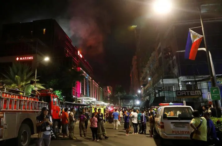 Đám cháy từ tòa nhà Resorts World Manila ở Manila, Philippines ngày 2-6- 2017. Ảnh: REUTERS