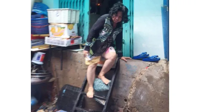 Hộ bà Võ Thị Mỹ Hạnh phải ra vào nhà bằng một chiếc thang