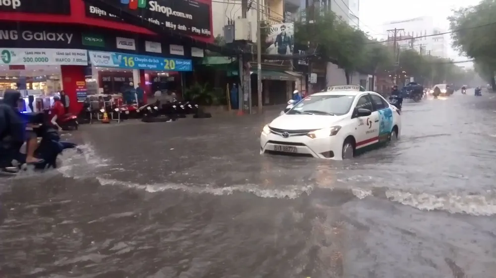 Đường Sư Vạn Hạnh (quận 10), bị ngập sâu sau cơn mưa lớn chiều 10-6. Ảnh: Quang Khoa