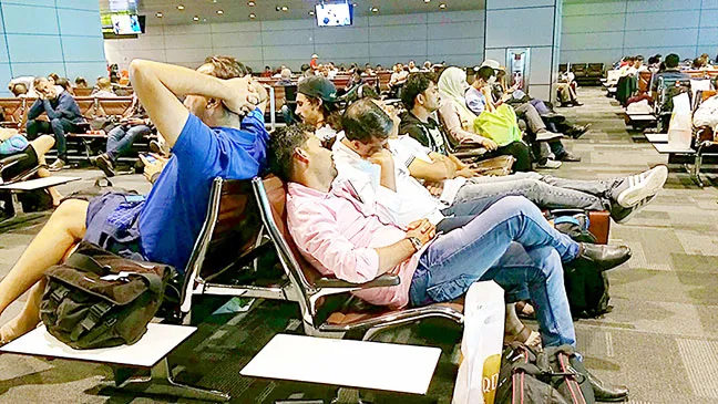 Hành khách mệt mỏi vì hàng loạt các chuyến bay bị hủy ở sân bay quốc tế Hamad