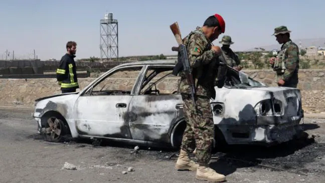 Chiếc xe hơi đánh bom tự sát ở đồn cảnh sát TP Gardez, tỉnh Paktia, Afghanistan, ngày 18-6-2017. Ảnh: REUTERS