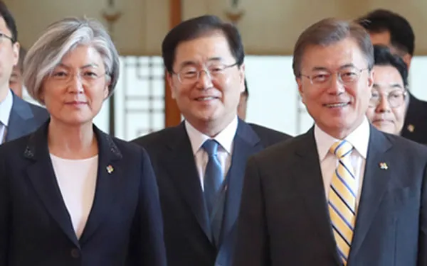 Bà Kang Kyung-wha chính thức được Tổng thống Moon Jae-in bổ nhiệm làm Ngoại trưởng Hàn Quốc, ngày 18-6-2017. Ảnh: Yonhap