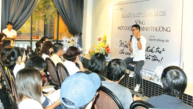 Buổi ra mắt sách của một tác giả trẻ được nhiều người quan tâm. Ảnh: TƯỜNG VY
