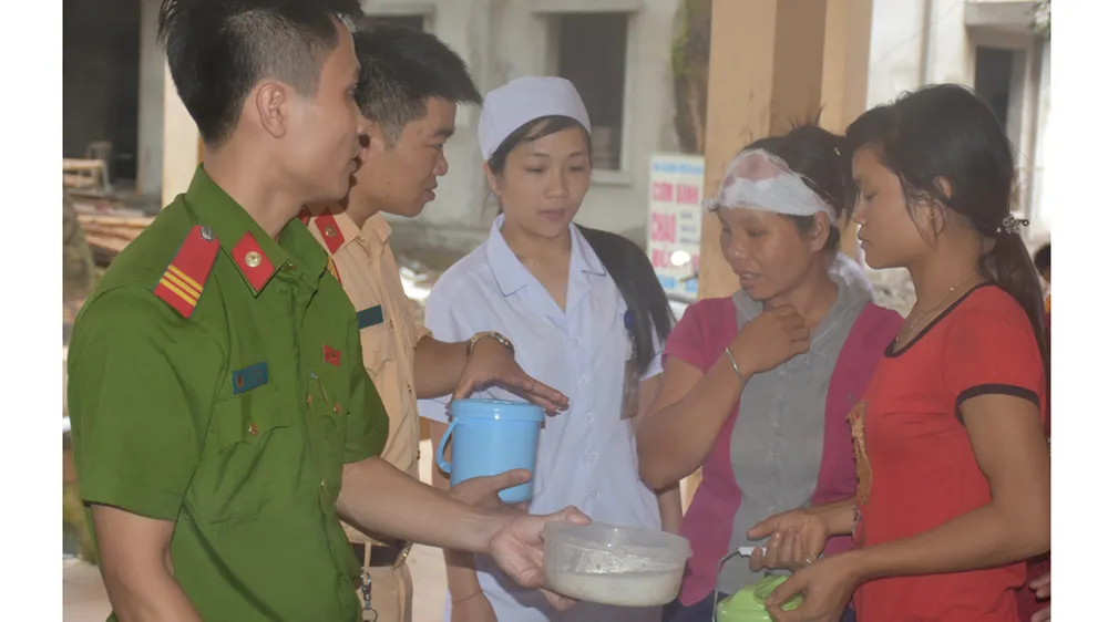 “Nồi cháo yêu thương” ấm áp tình quân dân