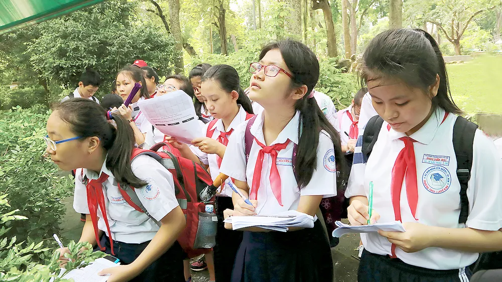 Sôi nổi với tiết học ngoài nhà trường