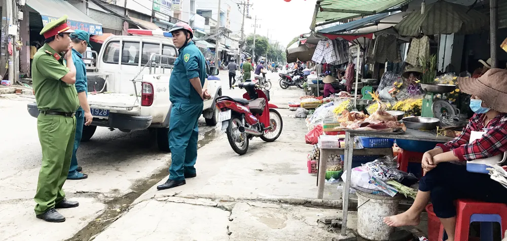 Gia cầm sống vẫn bán tràn lan 