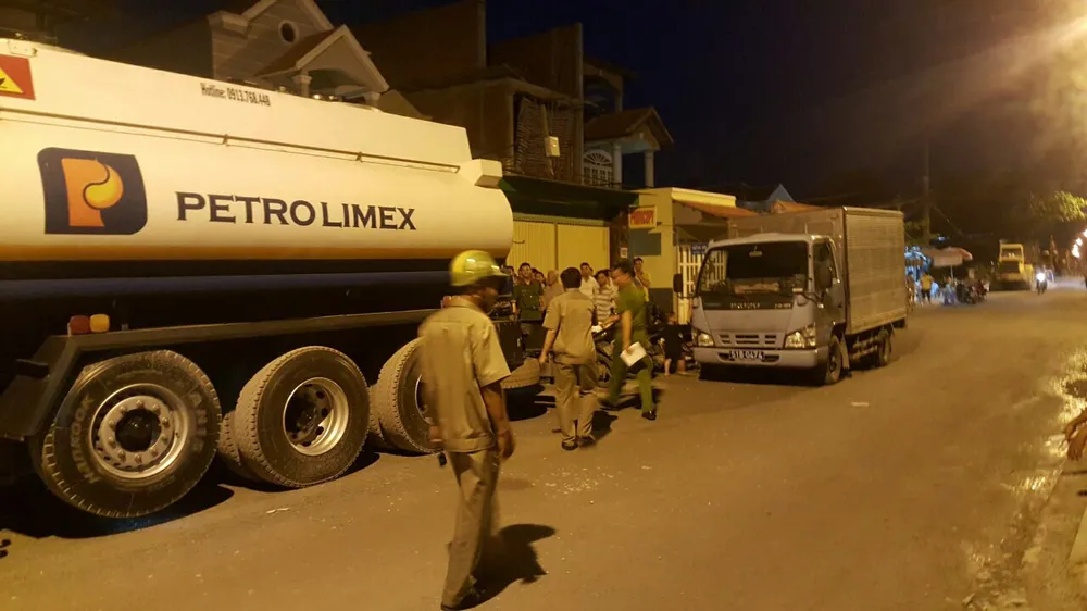 Triệt phá đường dây rút ruột xăng dầu với số lượng lớn ở TPHCM