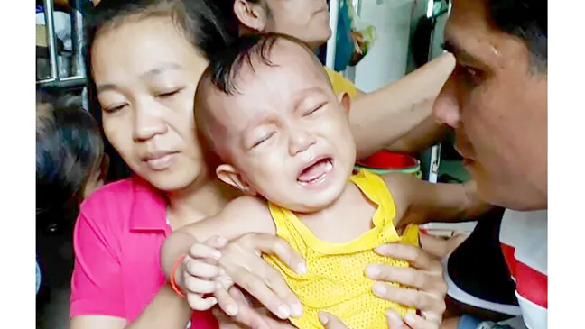 Con 17 tháng tuổi ung thư máu, vợ chồng nghèo bế tắc