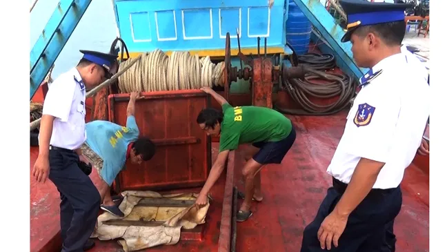 Bắt tàu vận chuyển 50.000 lít dầu DO trái phép