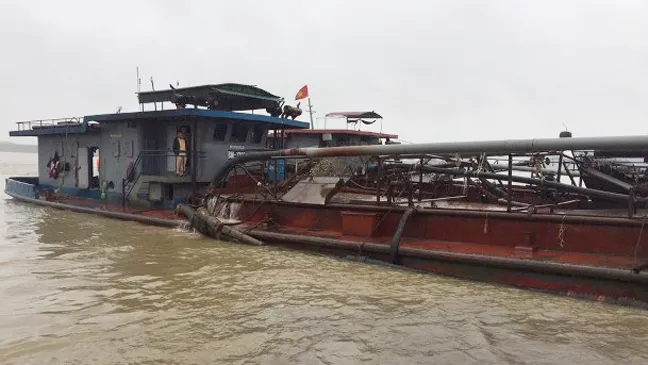 Hưng Yên: Bắt giữ 4 tàu hút cát trái phép trên sông Hồng 
